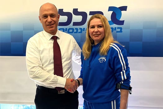 ‎⁨הקלעית יוליה צ׳רנוי ומנכ״ל כלל ביטוח ופיננסים יורם נוה, צילום: קרן איזיקסון⁩
